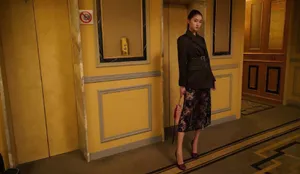 关晓彤墨镜背心性感迷人图片_3