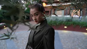 关晓彤墨镜背心性感迷人图片_4
