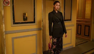 关晓彤墨镜背心性感迷人图片_5