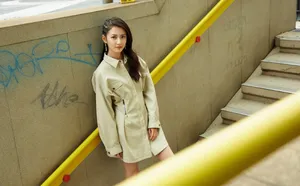 陈钰琪酷美工装服街拍图片_1