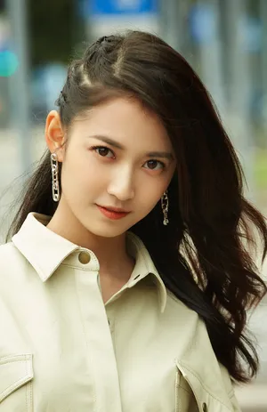 陈钰琪酷美工装服街拍图片