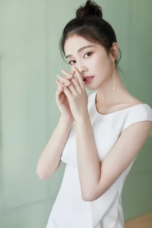 白鹿丸子头别致清新写真图片