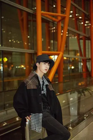 郭俊辰机场休闲私服写真图片_2