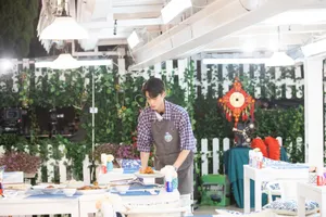 王鹤棣中餐厅帅气图片