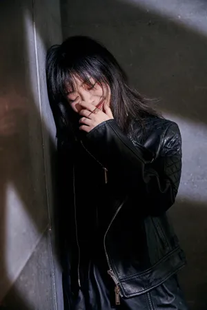 谭松韵酷飒写真图片_5