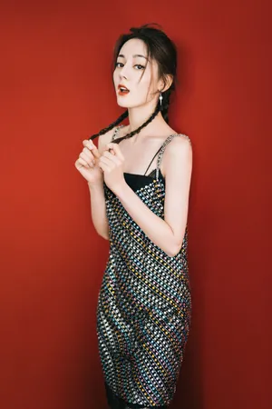 迪丽热巴亮片连衣裙性感写真图片_2