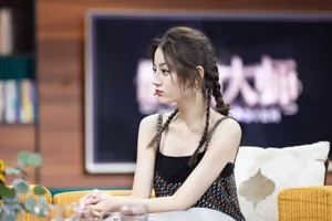 迪丽热巴亮片连衣裙性感写真图片_4