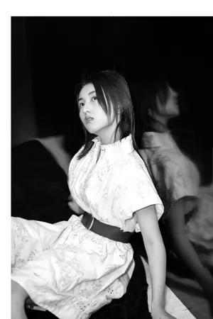 张子枫黑白清新写真图片