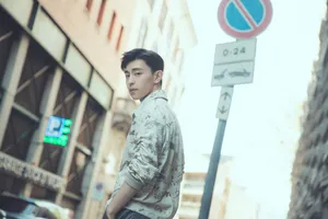 邓伦悠闲米兰街拍写真图片_3