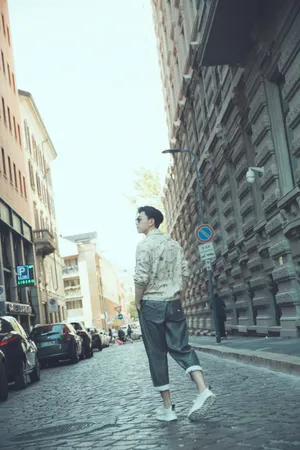邓伦悠闲米兰街拍写真图片_6