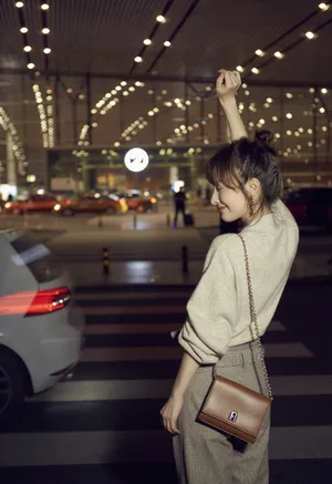 吴昕燕麦色时尚穿搭街拍图片_2