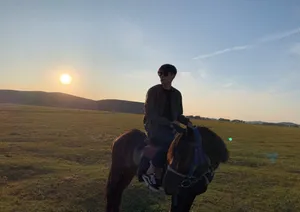 樊治欣帅气旅拍照图片