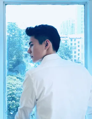 秦天白色衬衣帅气图片_2