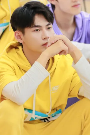 创造营2019秦天帅气舞台照图片_2