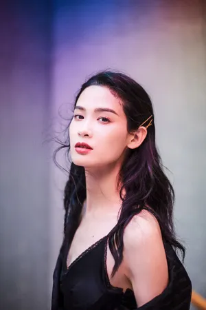 屈菁菁性感妩媚写真图片