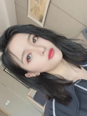吴宣仪俏皮活力自拍照图片