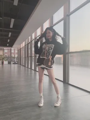 吴宣仪俏皮活力自拍照图片_2