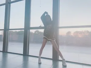 吴宣仪俏皮活力自拍照图片_4