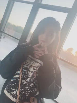 吴宣仪俏皮活力自拍照图片_5