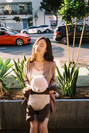 倪妮奶茶色西装活力街拍图片_2