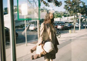 倪妮奶茶色西装活力街拍图片_5