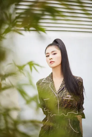 白鹿时尚俏皮写真图片_1
