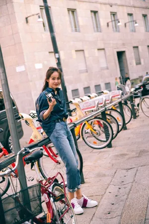 张佳宁清新休闲街拍图片_5