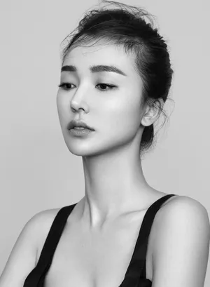 演员姚星彤时尚黑白性感写真