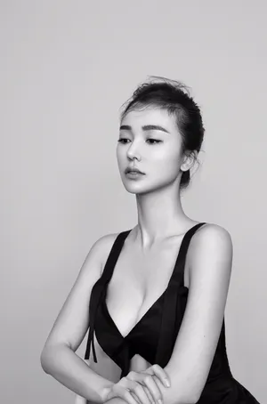 演员姚星彤时尚黑白性感写真_2