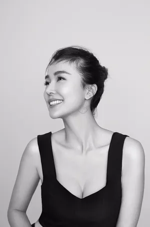 演员姚星彤时尚黑白性感写真_3