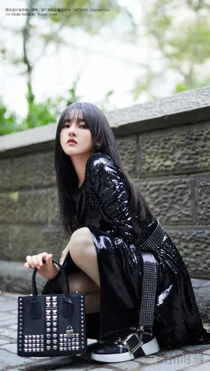 宋祖儿黑色亮片裙甜酷写真图片_2