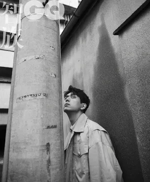 李现最新黑白杂志写真图片_7