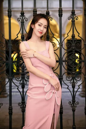 张佳宁兔耳裙甜美写真图片
