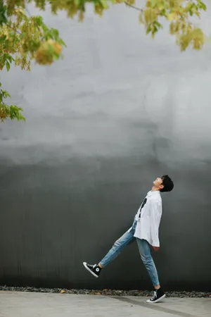 樊治欣白色衬衣阳光帅气写真图片_6