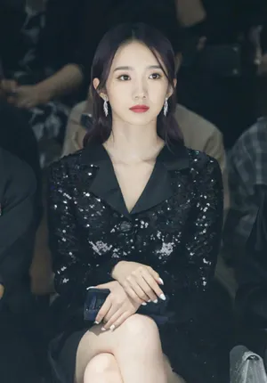 孟美岐黑色闪耀礼裙性感写真图片_3