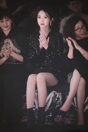 孟美岐黑色闪耀礼裙性感写真图片_4