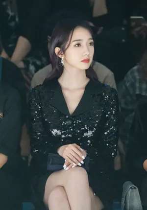 孟美岐黑色闪耀礼裙性感写真图片_5