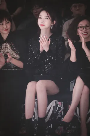 孟美岐黑色闪耀礼裙性感写真图片_6