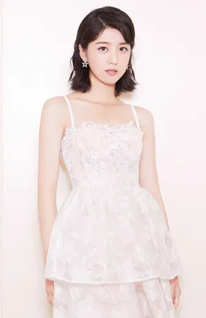 李凯馨吊带裙温婉写真图片_2