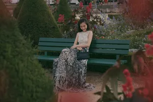 angelababy优雅性感花园写真图片
