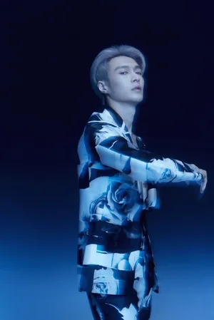 张艺兴银发帅气杂志封面图片_6
