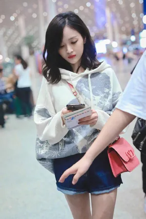 吴宣仪性感机场街拍照图片_2