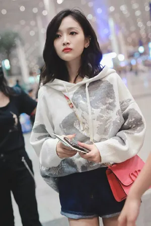 吴宣仪性感机场街拍照图片_3