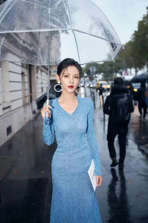 张予曦法式浪漫雨中街拍图片