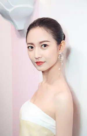 陈钰琪巴黎时装周优雅图片_6