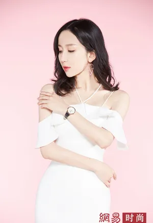 娄艺潇性感优雅写真图片