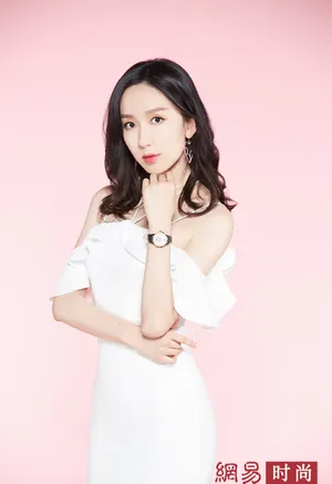 娄艺潇性感优雅写真图片