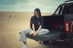 张艺上沙漠绿洲随性旅拍照图片