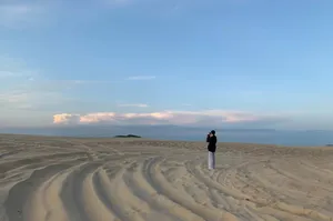 张艺上沙漠绿洲随性旅拍照图片_2