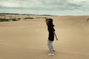 张艺上沙漠绿洲随性旅拍照图片_3